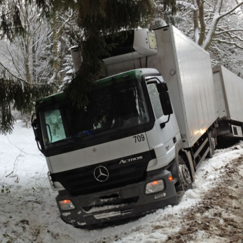 Bergung eines Gliederzuges auf der K 14 zwischen Bavendorf und Neetze