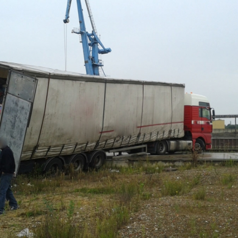 Bergung eines Lkw in Lüneburg auf einem Firmengelände