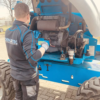 Servicearbeiten an einem Arbeitsbühnen-Motor