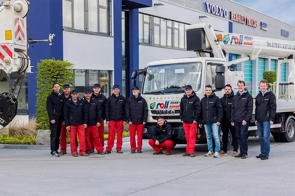 Gruppenbild Mitarbeiter vor einer LKW-Arbeitsbühne