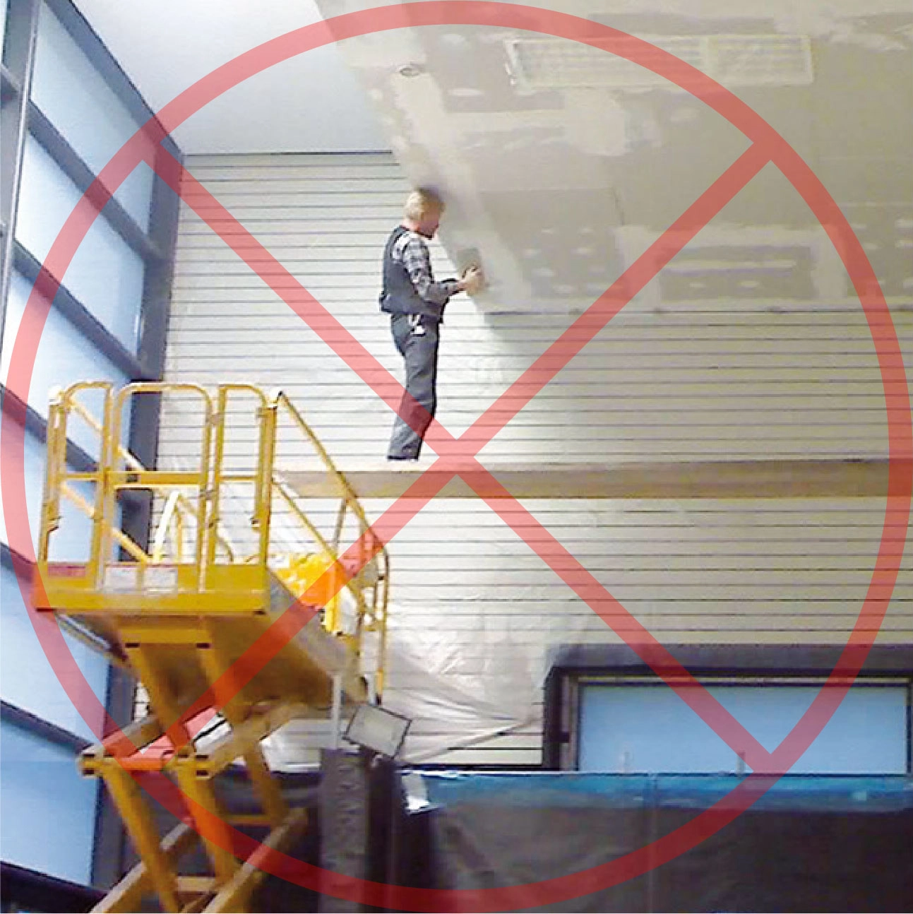 Einsatzbild einer Scherenbühne, wie man es nicht machen darf