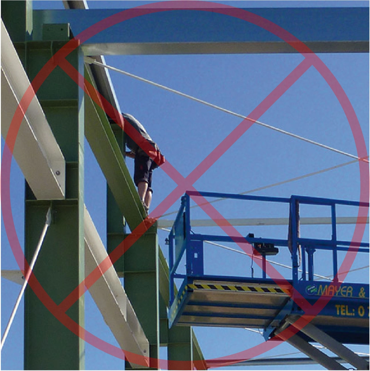 So nicht! Verlassen eines Arbeitsbühnenkorbs in großer Höhe