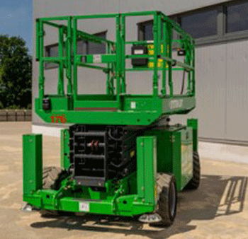 Gebrauchte Scheren-Arbeitsbühne zum Kaufen, frontal fotografiert vor einem Gebäude