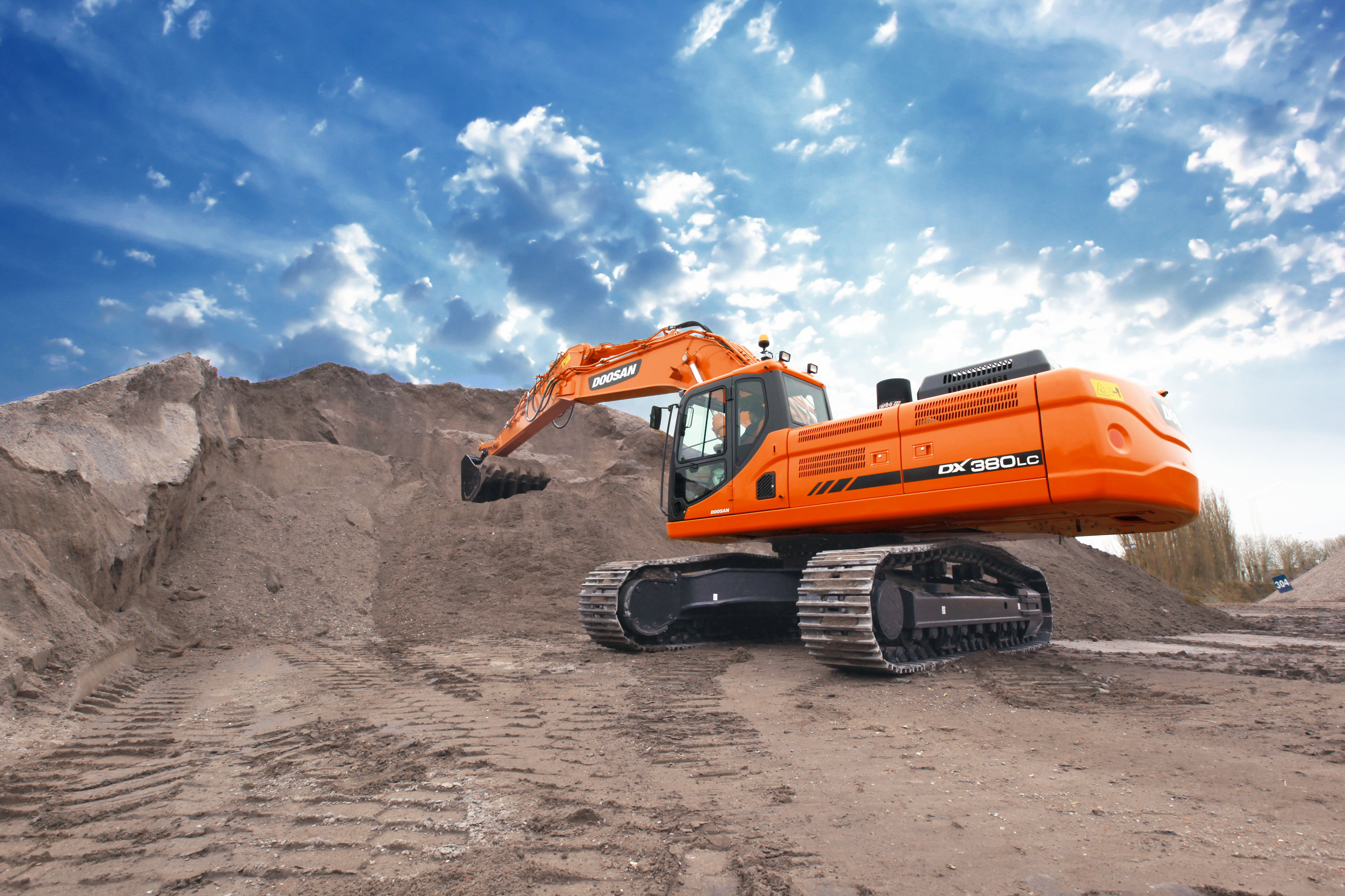 Teilnehmerin bei Baustellen-Übung für den Baumaschinenführerschein