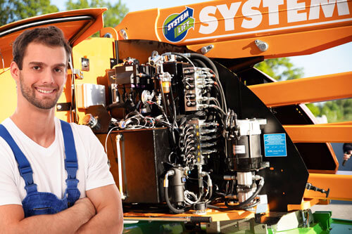 SYSTEM LIFT-Servicetechniker vor einer Hebebühne