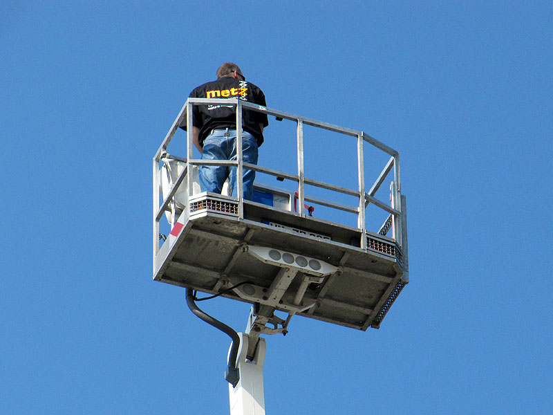 Mann im Arbeitsbühnenkorb