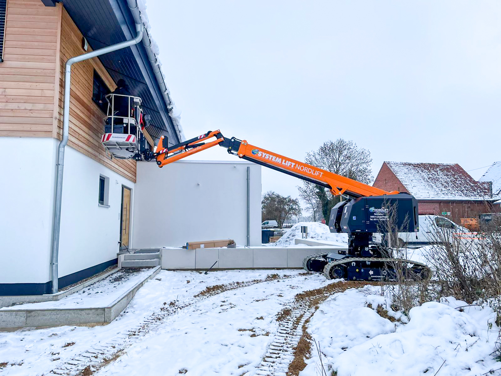 Raupenbühne im Schneeeinsatz