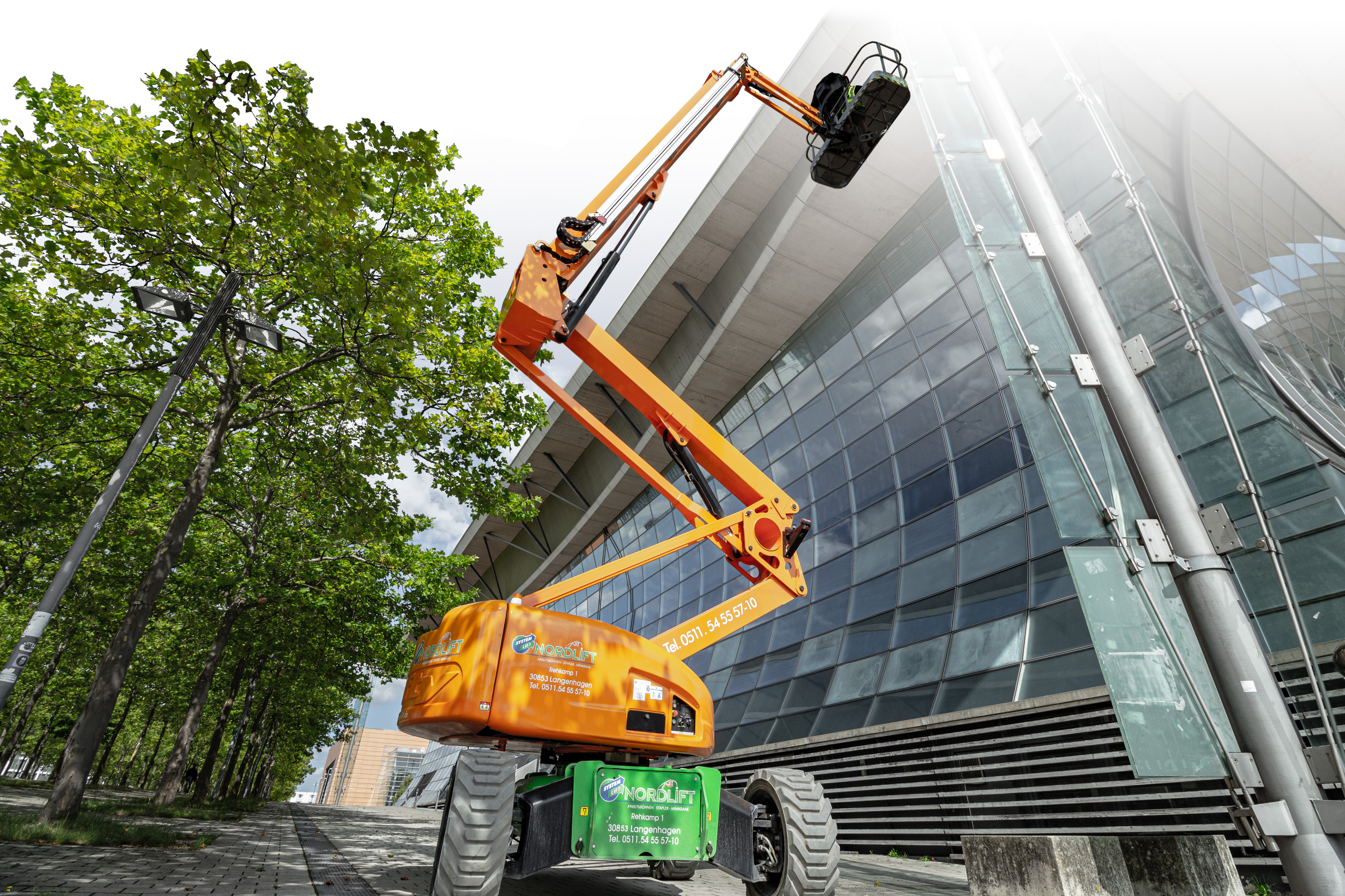 Gelenkteleskopbühne für Arbeiten an verwinkelten Fassaden