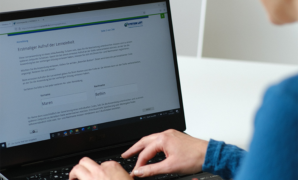 Ablauf des SYSTEM-CARD E-Learning am Laptop