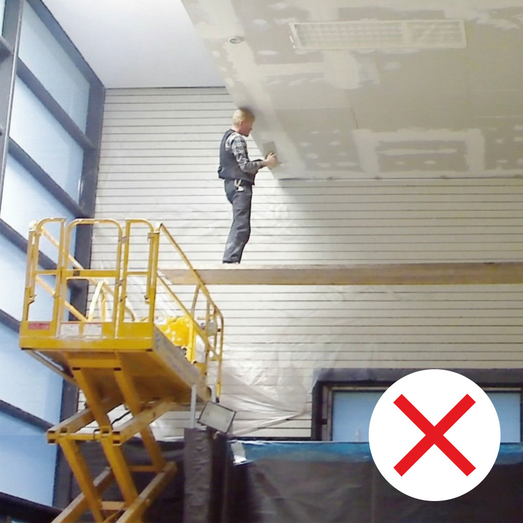 Das ist verboten! - Arbeiten auf einem Brett auf Scherenbühne