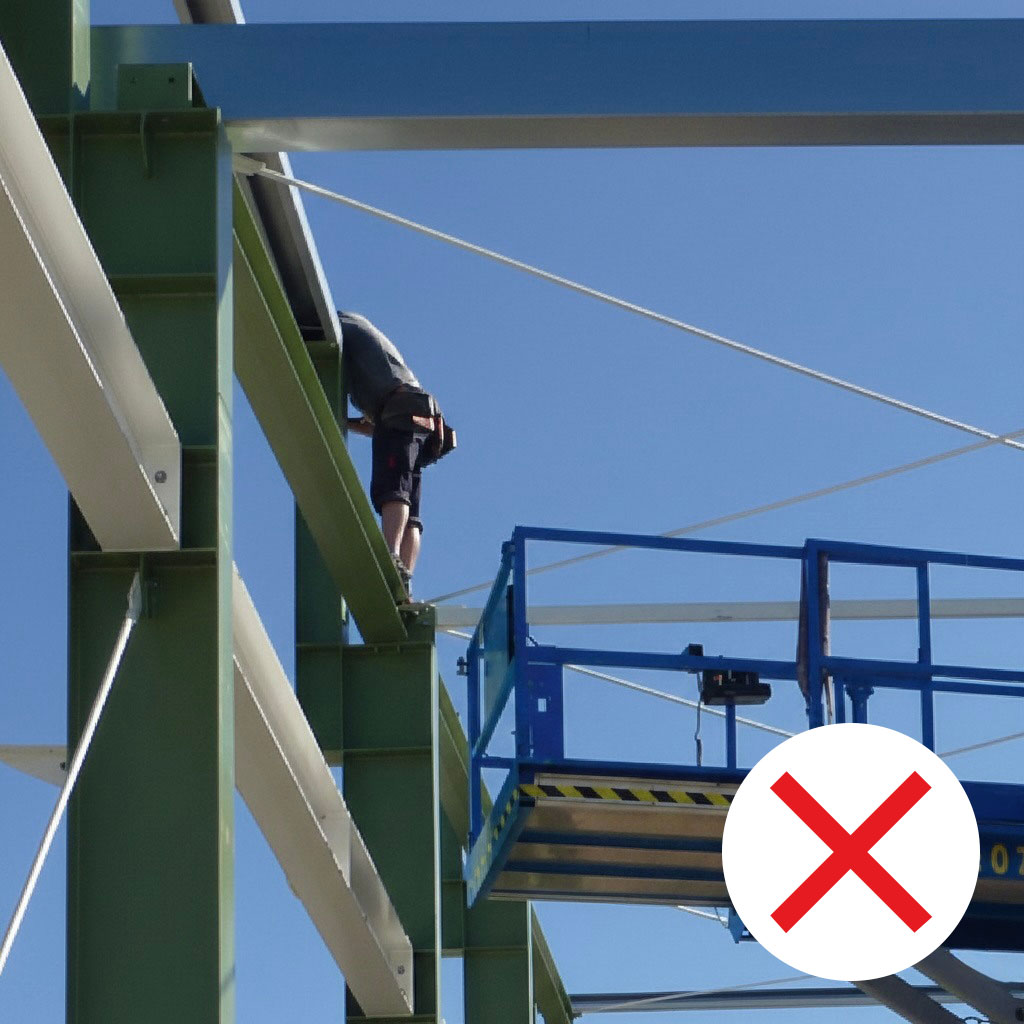 So nicht! - Verlassen des Arbeitskorbes in der Höhe