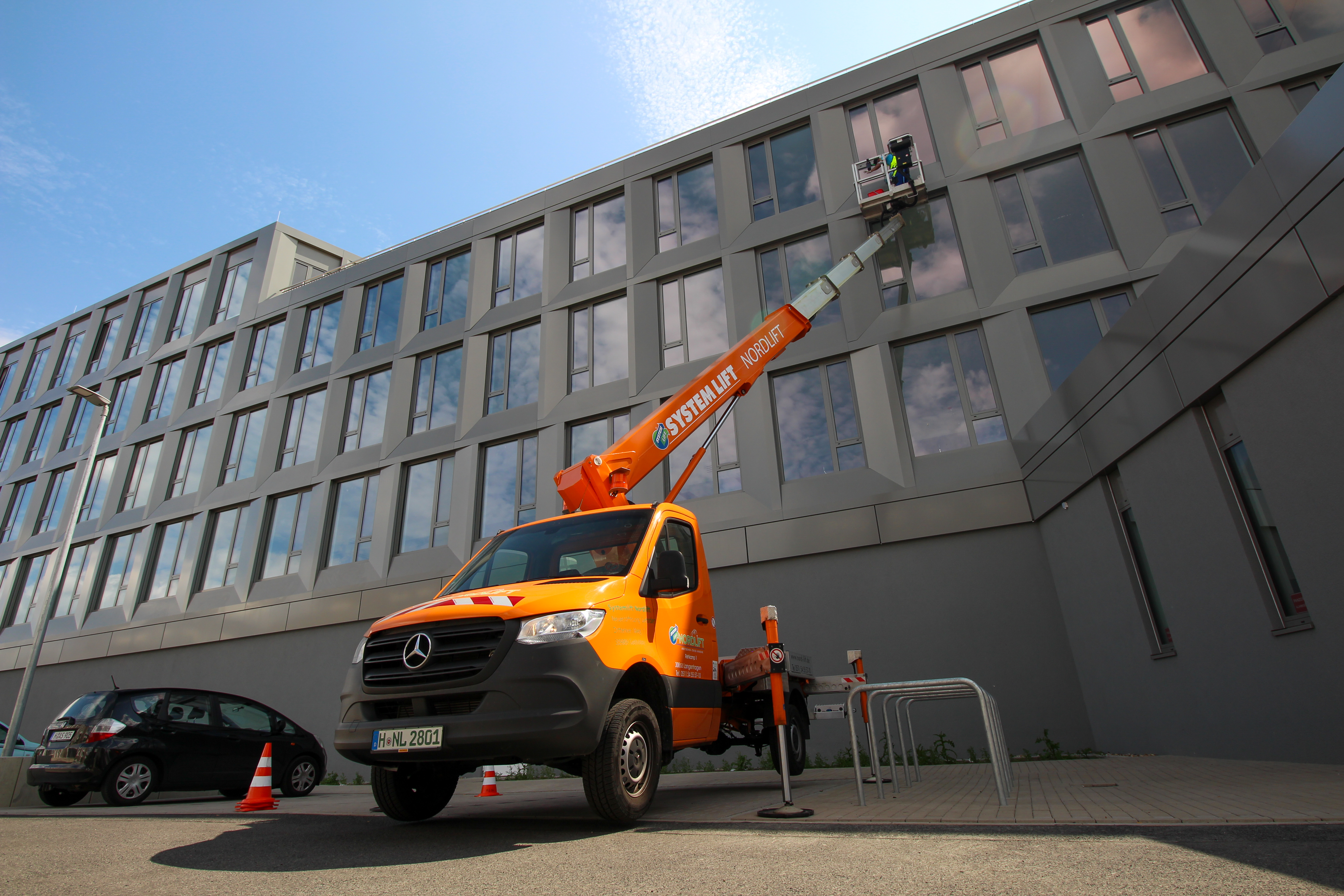 LKW Arbeitsbühne im Einsatz