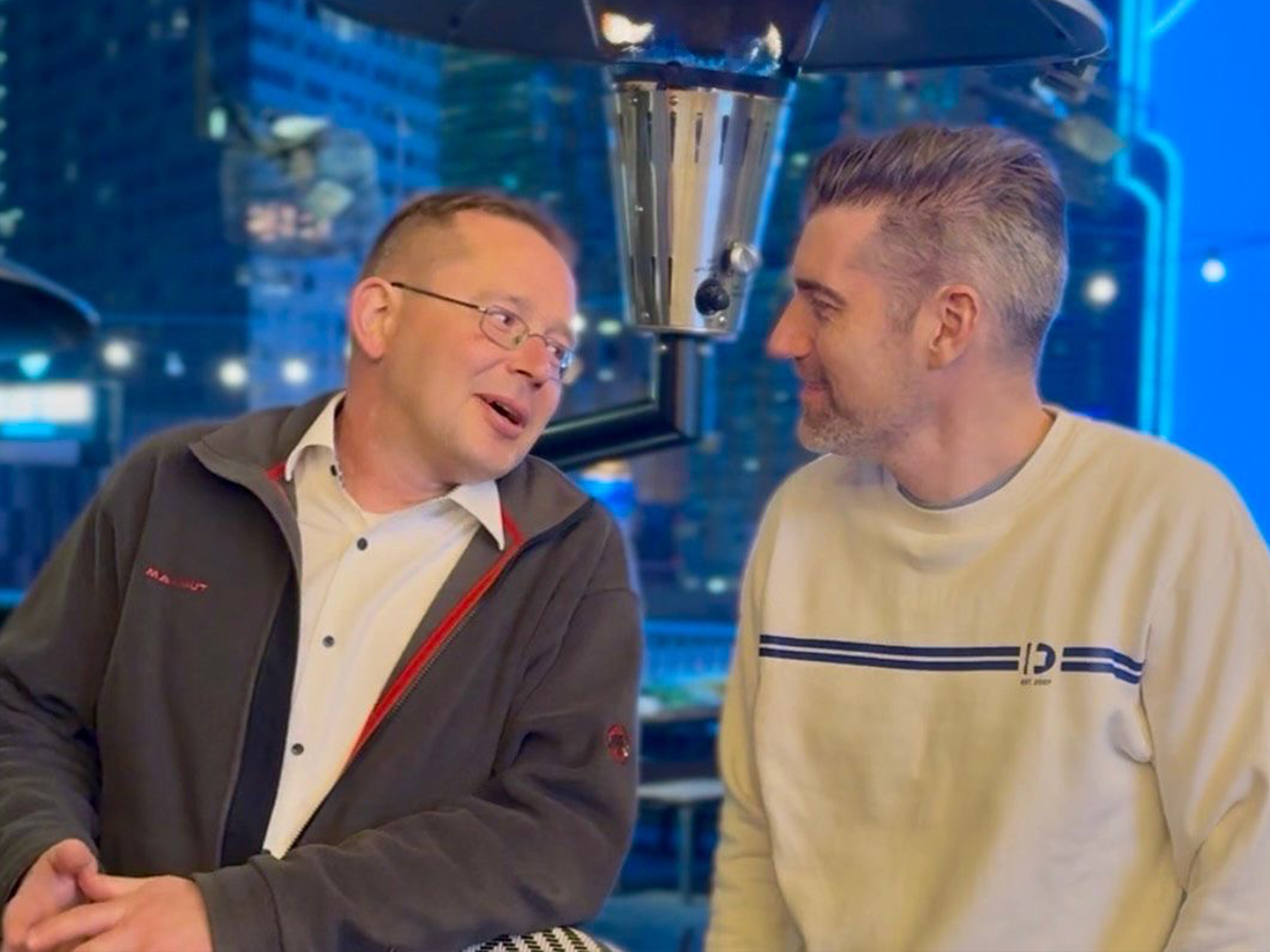 Personen beim reden auf Supplier Night in Las Vegas