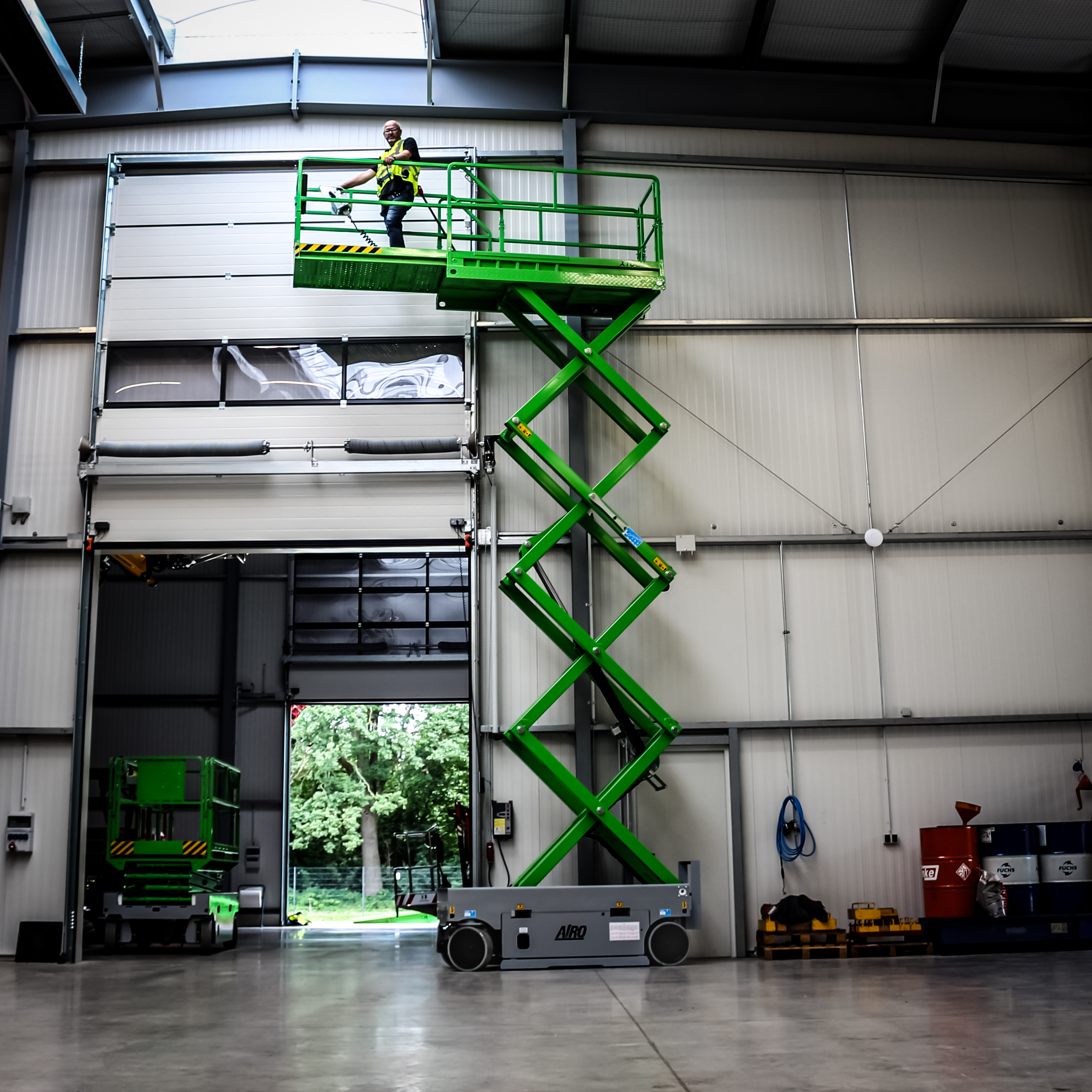 Gelenkteleskopbühne für Arbeiten an verwinkelten Fassaden