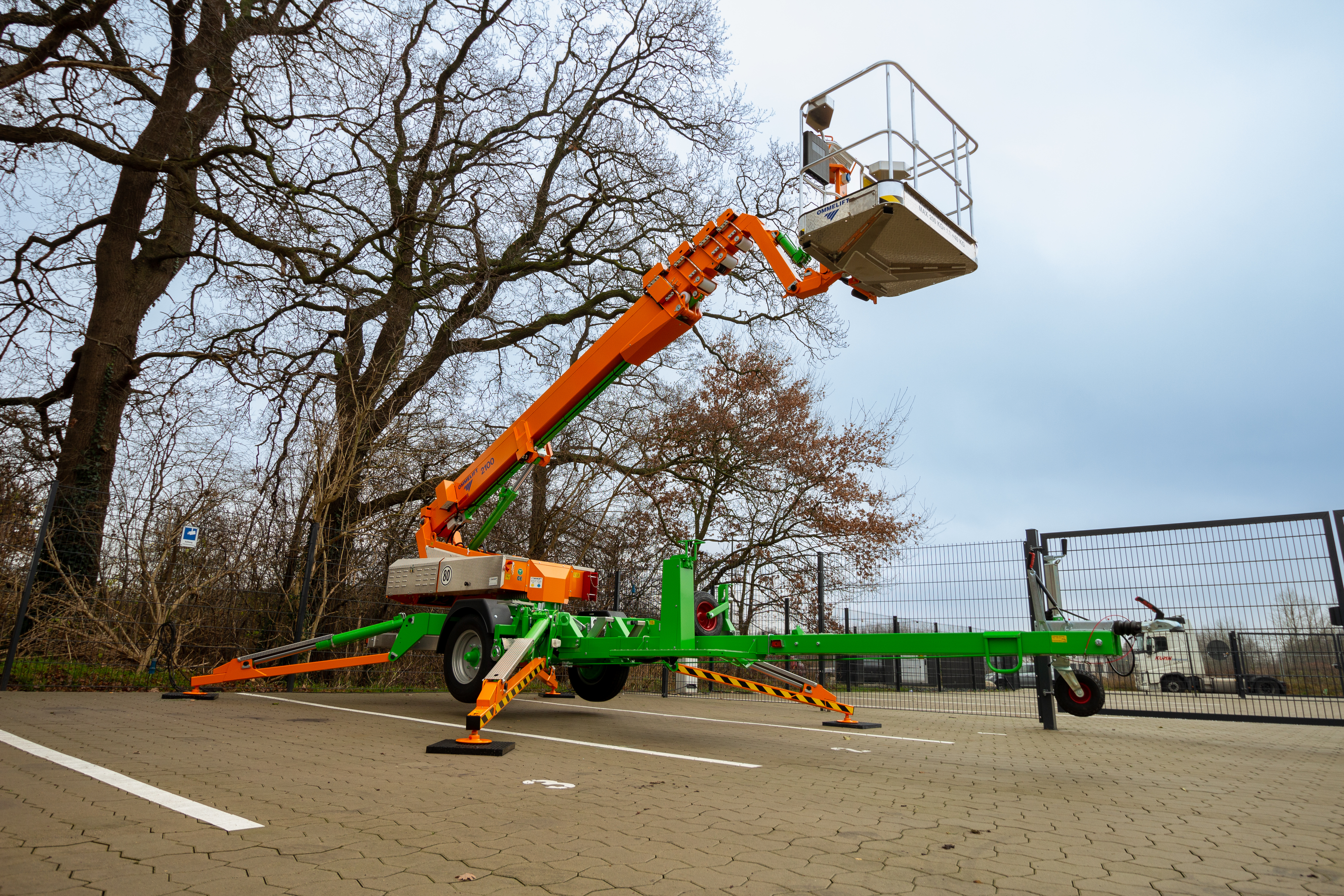 Gelenkteleskopbühne für Arbeiten an verwinkelten Fassaden