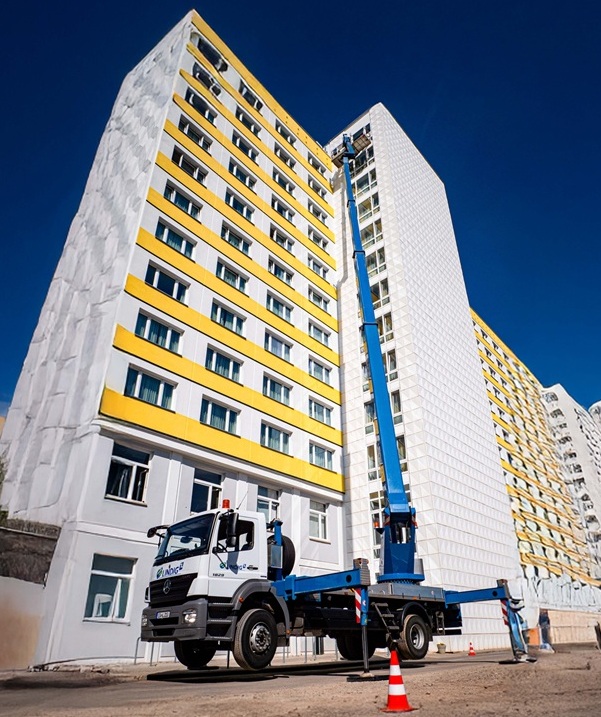 Fassadenreinigung mit LKW Bphne