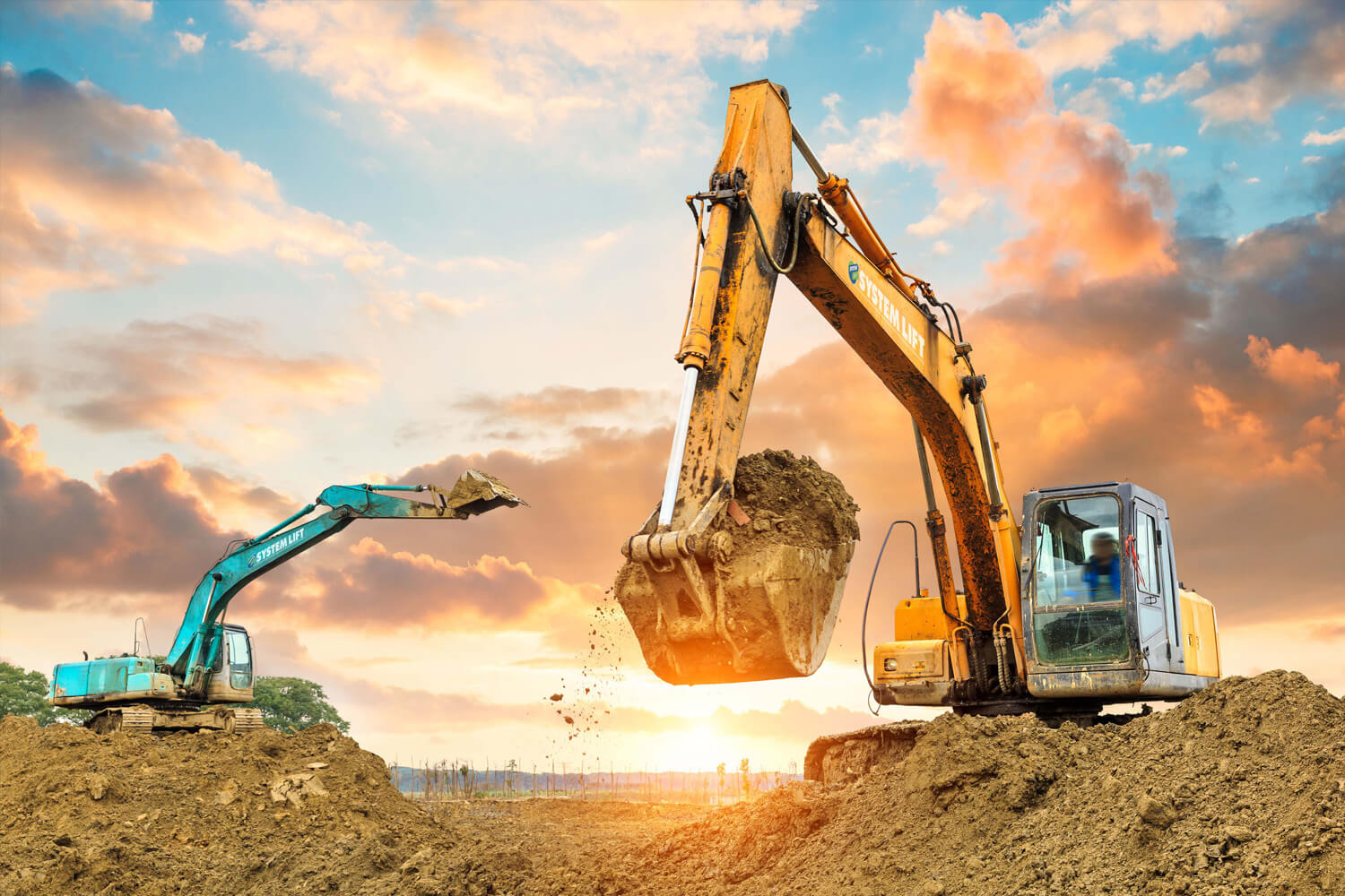 Zwei SYSTEM LIFT Erdbaumaschinen während eines Einsatzes auf der Baustelle