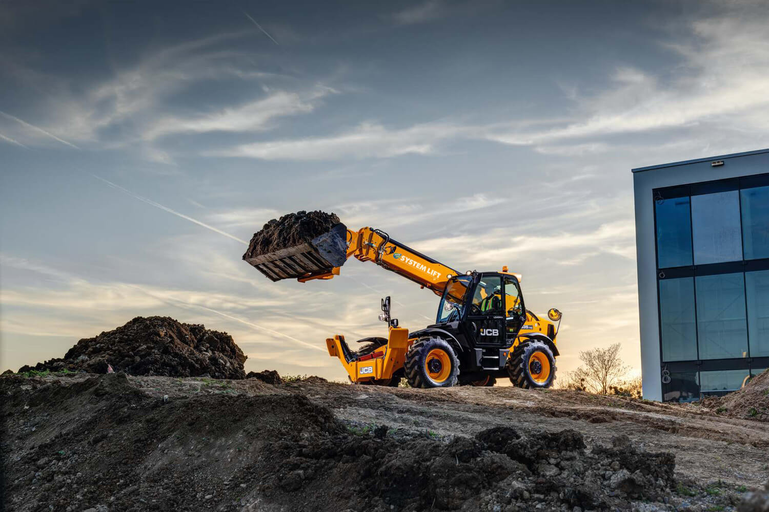 SYSTEM LIFT Baumaschine bei Fassadenarbeiten