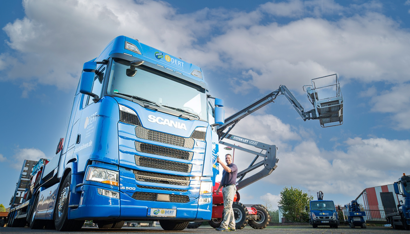 LKW und Bühne von UDERT Mietgeräte