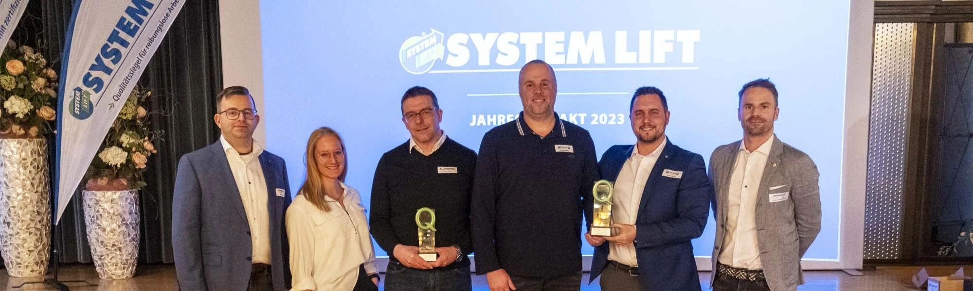 Ausgezeichnet: SYSTEM LIFT AG ehrt Partnerbetriebe mit Qualitäts-Trophäe