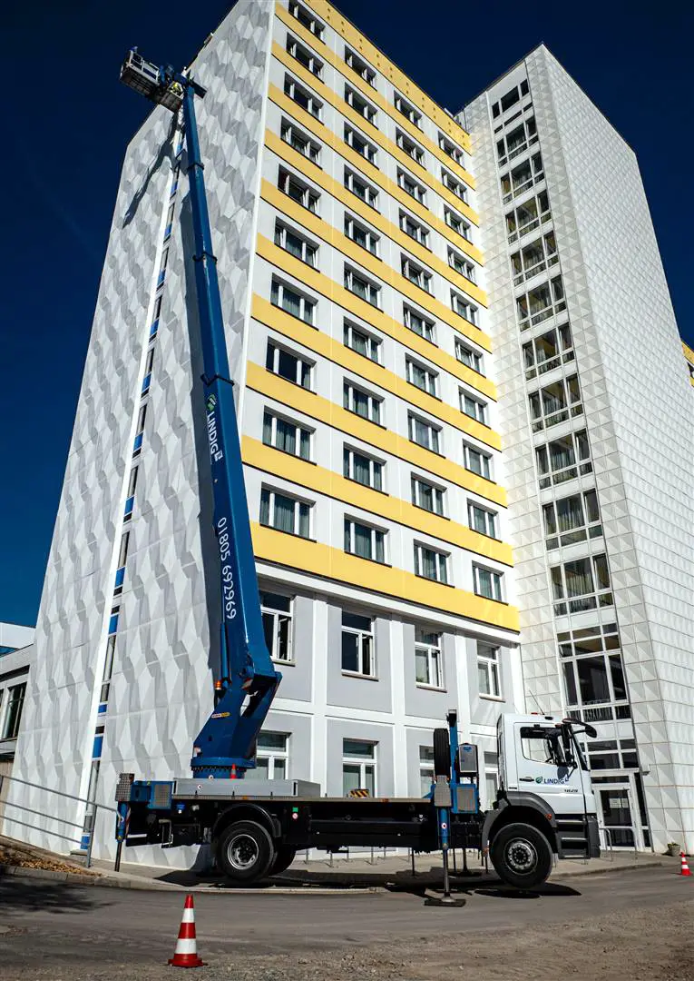 LKW Bühne bei der Fensterreinigung