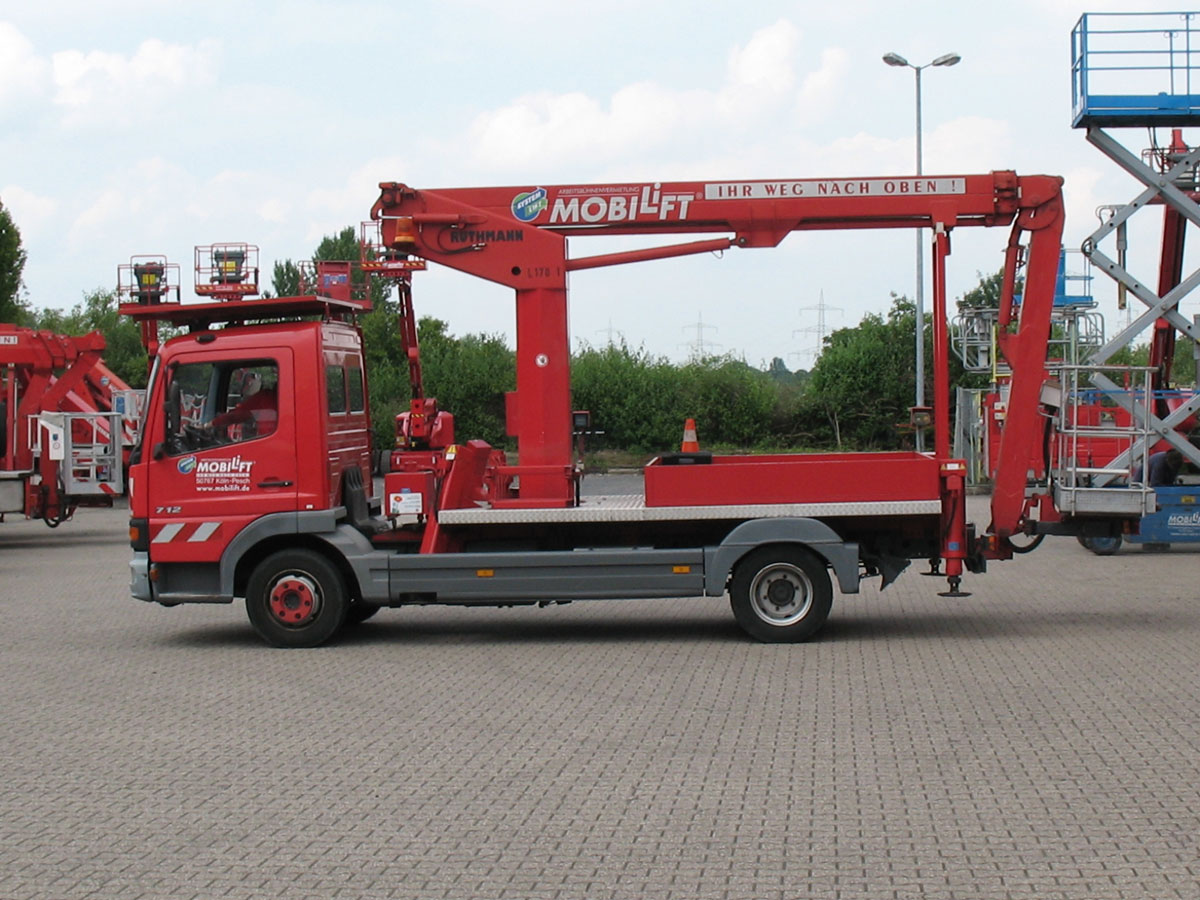LKW Arbeitsbühne seitlich