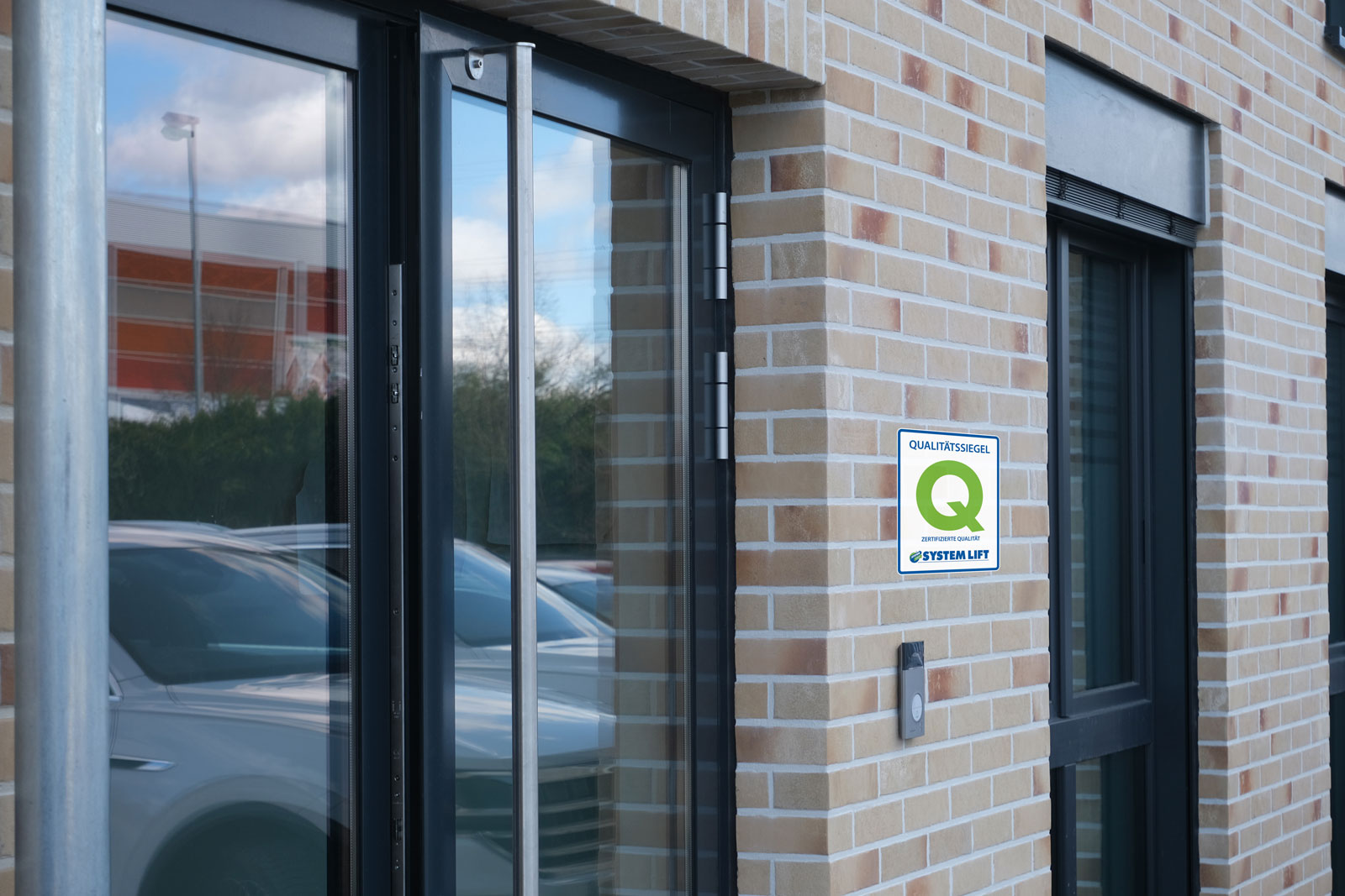 Qualitätssiegel Schild an Hauswand