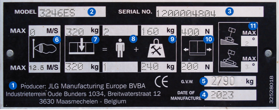 Technische Daten auf Typenschild einer Hubarbeitsbühne